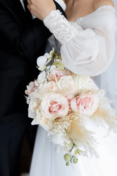 Весільний Букет Весілля Дівчина Білій Сукні Стоїть Сірому Фоні Тримає — стокове фото