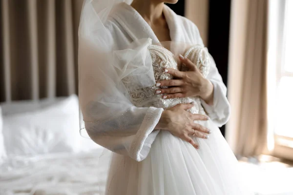 顔写真がない バックグラウンの海でオープンバックの豊富なウェディングドレスで花嫁 ブラックサンドビーチ ビクトリア アイスランド 高品質の写真 — ストック写真