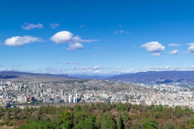 Şehir manzaralı. Tiflis, Georgia. Sonbahar şehri manzarası. Dağların arasında bir şehir. Mavi gökyüzü.