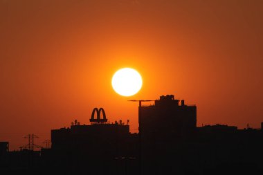Varşova Polonya. 24 Haziran 2023. Şehrin üzerinde gün batımı. Çatıdaki McDonald 's tabelası..
