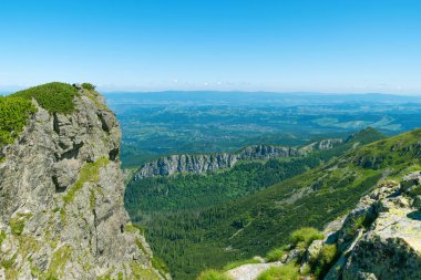 Kayalar ve Zakopane manzarası. Kasprowy Wierch 'e yürüyüş rotası. Polonya 'daki Tatra Dağları' nda yürüyüş. Güzel manzara.