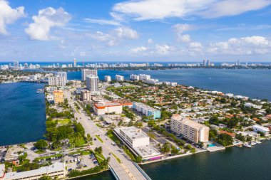Miami Beach, Florida 'da yatları, tekneleri ve denizi olan bir yerleşim yerinin hava görüntüsü..
