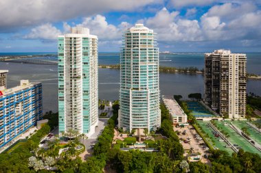 Miami Beach, Florida 'da yatları, tekneleri ve denizi olan bir yerleşim yerinin hava görüntüsü..