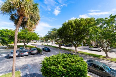 Miami Beach, Florida 'da yatları, tekneleri ve denizi olan bir yerleşim yerinin hava görüntüsü..