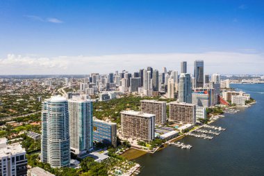 Miami Beach, Florida 'da yatları, tekneleri ve denizi olan bir yerleşim yerinin hava görüntüsü..