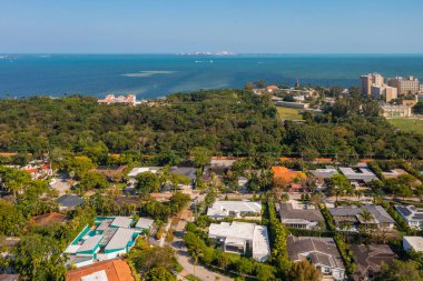 Miami kentsel alanı, mahalleleri, modern binaları ve evleri, körfezi, tropikal bitki örtüsünü hava aracı görüntüsü