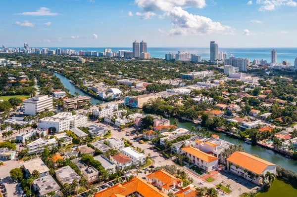 Antenn Drönare Skott Miami Bay Bostadsområde Med Stora Tropiska Vegetation — Stockfoto
