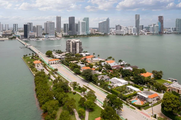 Légi Felvétel Egy Környékről Miamiban Dokkokkal Tengerhez Híddal Háttérben Épületekkel — Stock Fotó