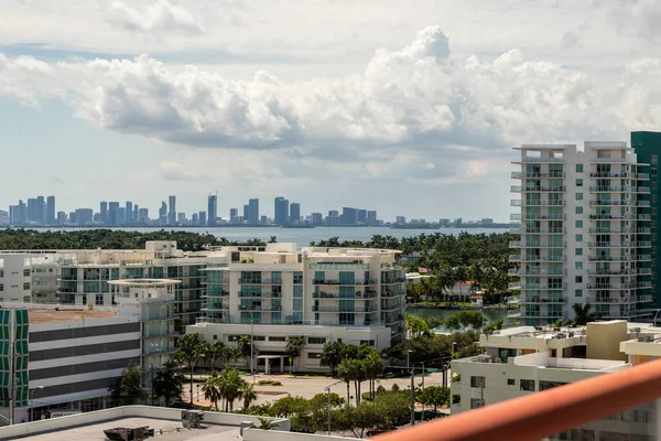 Utsikt Över Staden Miami Från Balkong Med Utsikt Över Byggnader — Stockfoto