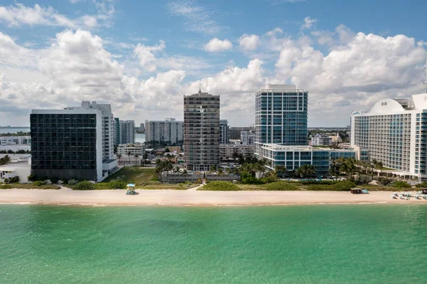 Drónra Néző Miami Strand Épületekkel Háttérben Gyönyörű Kék Strand Hullámok — Stock Fotó