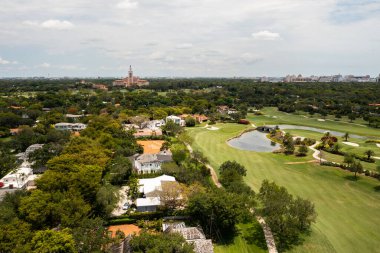 Mercan geçitlerindeki golf sahasının hava aracı görüntüsü, Miami 'deki seçkin ve lüks mahalle, yemyeşil tropikal bitki örtüsü, lüks evler.