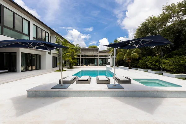 Stilvoller Moderner Hinterhof Mit Pool Und Wellness Blauen Sonnenschirmen Tropischen — Stockfoto