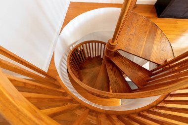 Tahta spiral merdiven, harmonik mimari geometri kompozisyonu
