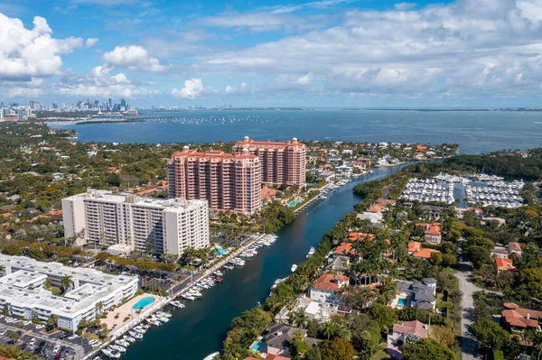 Flygdrönare Syn Miami Kanalen Med Röda Och Beige Byggnader Som — Stockfoto