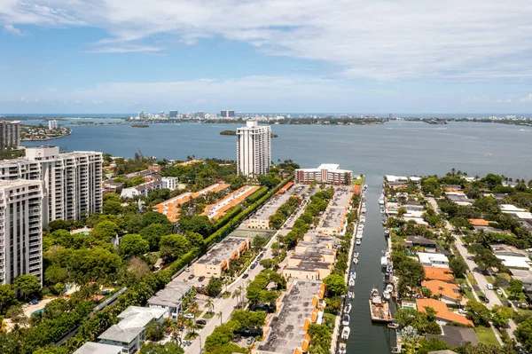 Flygfoto Ett Bostadsområde Med Ocean Bakgrunden Usa Miami Beach Drone — Stockfoto
