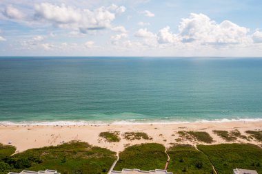 Ufku olan bir sahil manzarası, mavi bir gökyüzü, büyük bir deniz ve güzel bir tatil manzarası, dalgalar.