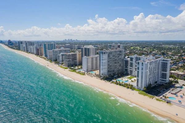 Drone View Miami Strand Med Byggnader Bakgrunden Vacker Blå Himmel — Stockfoto