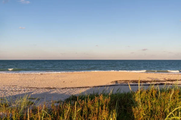 Вид Пляж Горизонтом Блакитним Небом Великим Морем Красивим Пейзажем Відпочинку — стокове фото