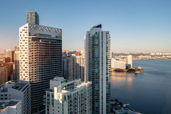 Μπαλκόνι Θέα Στον Κόλπο Του Μαϊάμι Σύγχρονα Κτίρια Και Θάλασσα — Φωτογραφία Αρχείου