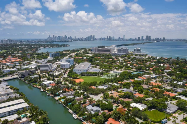 Flygdrönare Utsikt Över Kanaler Och Lyx Stadsdel Miami Stor Vegetation — Stockfoto