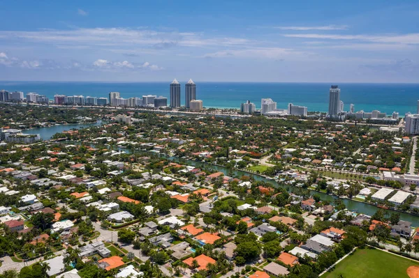 Flygdrönare Utsikt Över Kanaler Och Lyx Stadsdel Miami Stor Vegetation — Stockfoto