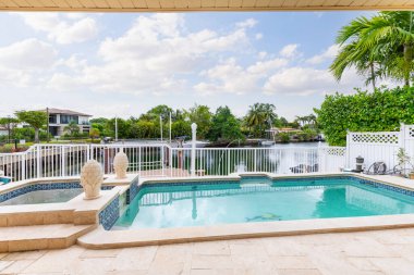 Okyanus manzaralı körfez manzaralı ev palmiye ağaçları ve komşu evler, güzel mavi gökyüzü ve tropikal bitkiler.