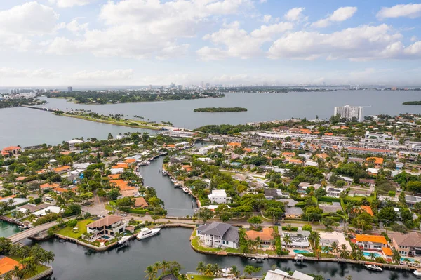 Antenn Drönare Utsikt Över Miami Urban Zon Med Blå Himmel — Stockfoto
