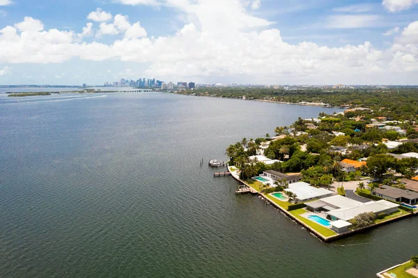 Flygfoto Ett Bostadsområde Med Ocean Bakgrunden Usa Miami Beach Drone — Stockfoto