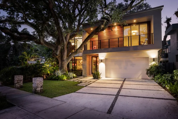 Elegant Modern House View Entrance Path Driveway Large Trees Tropical — стоковое фото