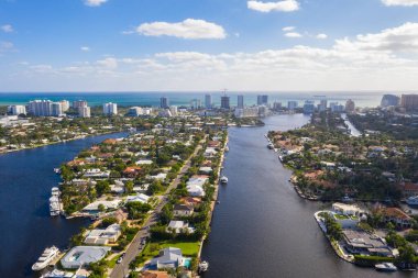 Miami kentsel alanının insansız hava aracı görüntüsü, mavi gökyüzü, ufuk çizgisi, şehir arka planı