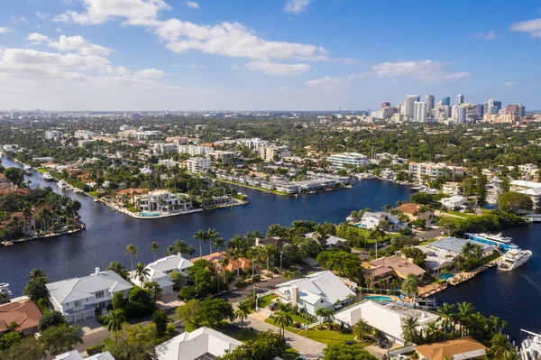 Flygfoto Drönare Utsikt Över Miami Stadsområde Vik Med Blå Himmel — Stockfoto