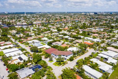Mavi gökyüzü, bulutlar ve ufuk çizgisi ile Miami şehir bölgesinin hava aracı görüntüsü 