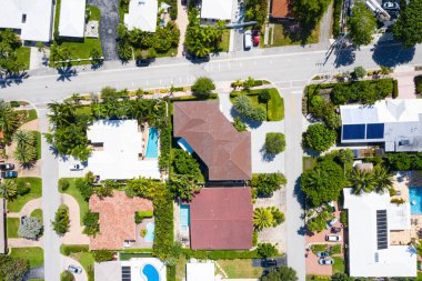 Mavi gökyüzü, bulutlar ve ufuk çizgisi ile Miami şehir bölgesinin hava aracı görüntüsü 
