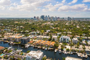 Miami kentsel alanının insansız hava aracı görüntüsü, mavi gökyüzü, ufuk çizgisi, şehir arka planı