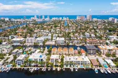 Miami kentsel alanının insansız hava aracı görüntüsü, mavi gökyüzü, ufuk çizgisi, şehir arka planı