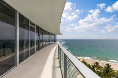 Denize ve Miami plajına bakan balkon manzarası, ufuk çizgisi turkuaz deniz ve mavi gökyüzü