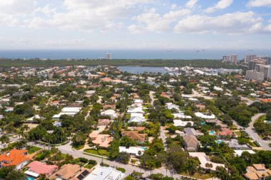 Bahia Miami 'nin insansız hava aracı görüntüleri, kuleler ve modern binalar, mahalle, palmiyeler, ağaçlar, sokaklar, körfez, rıhtım, tekneler, deniz, mavi gökyüzü