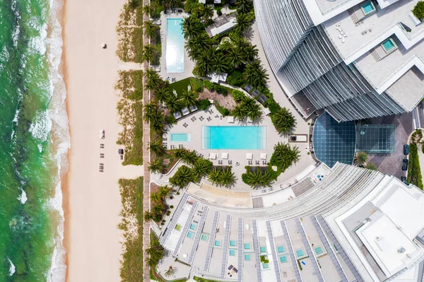 Aerial View Beautiful Pool Area Modern Luxury Building Palm Trees — Stock Photo, Image