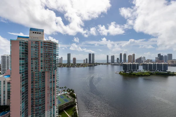 Veduta Aerea Drone Miami Bay Con Città Sullo Sfondo Cielo — Foto Stock