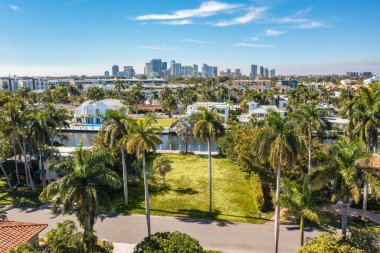 Fort Lauderdale, Miami, FL 'deki Nurmi Adaları' nın insansız hava aracı görüntüleri, kanal manzarası nehirler ve körfez, modern ve lüks evler.