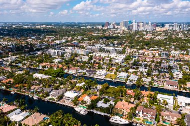 Fort Lauderdale, Miami, FL 'deki Nurmi Adaları' nın insansız hava aracı görüntüleri, kanal manzarası nehirler ve körfez, modern ve lüks evler.