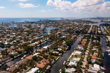 Fort Lauderdale, Miami, FL 'deki Nurmi Adaları' nın insansız hava aracı görüntüleri, kanal manzarası nehirler ve körfez, modern ve lüks evler.