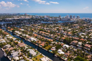 Fort Lauderdale, Miami, FL 'deki Nurmi Adaları' nın insansız hava aracı görüntüleri, kanal manzarası nehirler ve körfez, modern ve lüks evler.