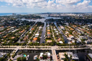 Fort Lauderdale, Miami, FL 'deki Nurmi Adaları' nın insansız hava aracı görüntüleri, kanal manzarası nehirler ve körfez, modern ve lüks evler.