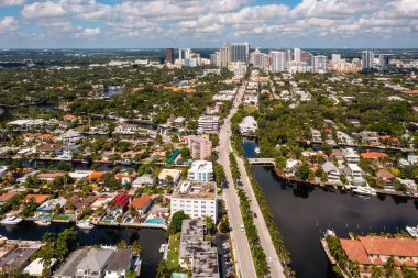 Fort Lauderdale, Miami, FL 'deki Nurmi Adaları' nın insansız hava aracı görüntüleri, kanal manzarası nehirler ve körfez, modern ve lüks evler.