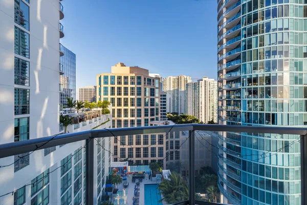 Vista Desde Balcón Con Edificios Modernos Con Ventanas Azules Cielo — Foto de Stock