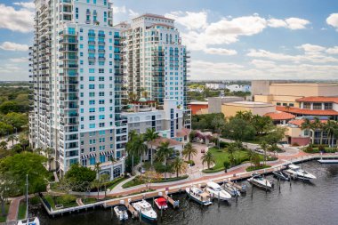Fort Lauderdale 'deki Sailboat Bend mahallesinin hava aracı görüntüsü, North fork' un yeni nehri manzarası, yatlar, modern binalar, tropikal bitki örtüsü.