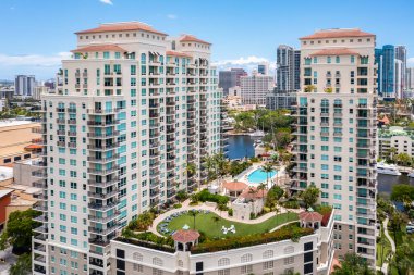 Fort Lauderdale 'deki Sailboat Bend mahallesinin hava aracı görüntüsü, North fork' un yeni nehri manzarası, yatlar, modern binalar, tropikal bitki örtüsü.