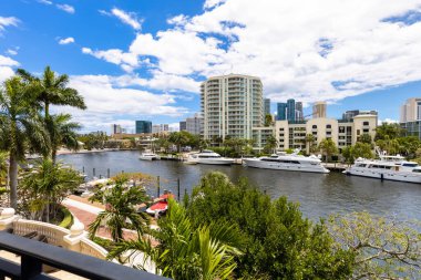 Fort Lauderdale 'deki Sailboat Bend mahallesinin hava aracı görüntüsü, North fork' un yeni nehri manzarası, yatlar, modern binalar, tropikal bitki örtüsü.