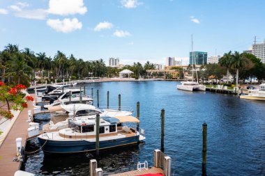 Fort Lauderdale 'deki Sailboat Bend mahallesinin hava aracı görüntüsü, North fork' un yeni nehri manzarası, yatlar, modern binalar, tropikal bitki örtüsü.